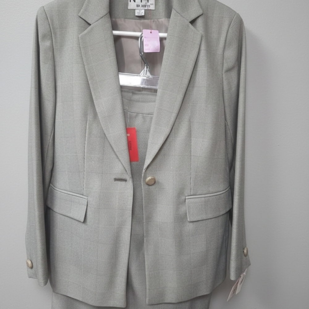 Elegant Women's Gray Suit Set